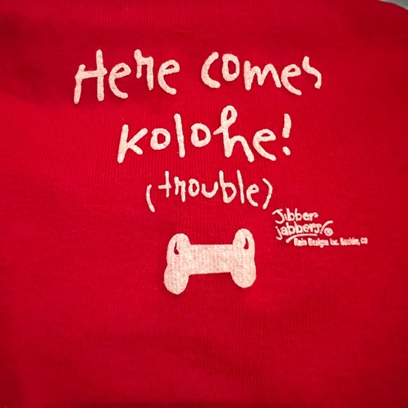 Red Dog Tee “Here comes Kolohe! (Trouble) 🦴 S (5 - 10 lbs.) NWT, 100% Cotton - Picture 1 of 5